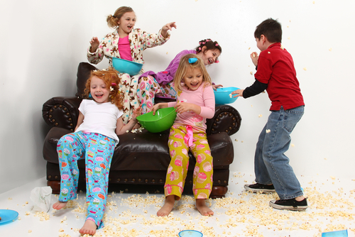misbehaving-kids-at-a-kids-party